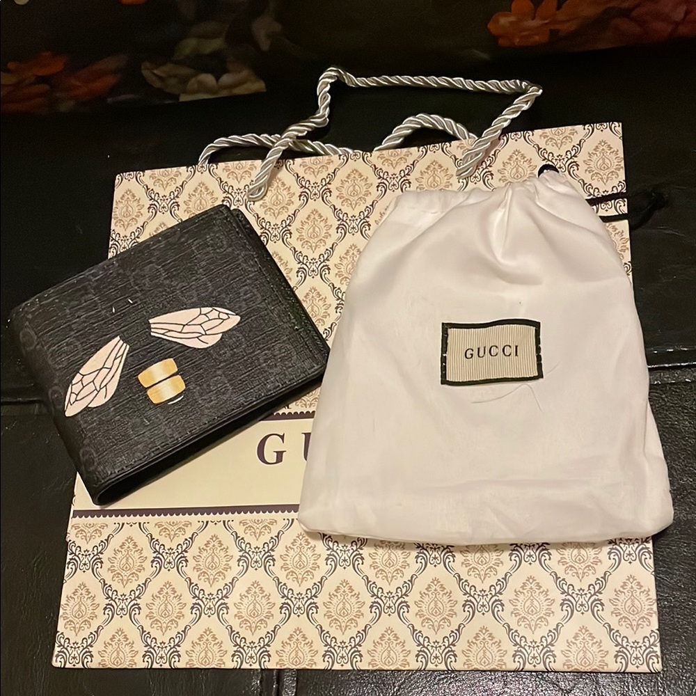 Fashion  Black Wallet with Bee Design. Super cute! Closet clear out no returns.